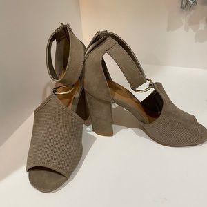 Qupid Shoes Taupe barely worn. Size 8.